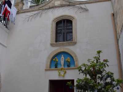 Il luogo del ritrovamento � la trecentesca chiesa di San Toma, situata nell�omonimo quartiere del paese tarantino. Il piccolo e bianco edificio si trova incastonato tra due palazzine: � sempre chiuso e viene aperto solo per qualche evento